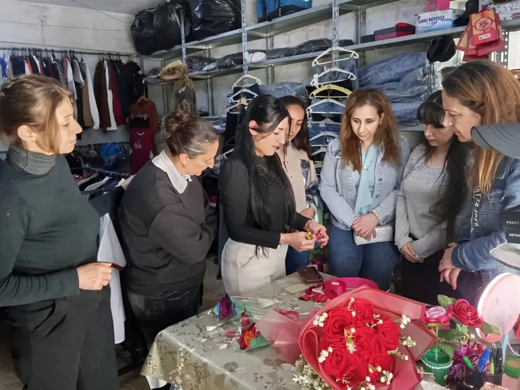 بيان عملي في القدموس حول صناعة الورد من الساتان لدعم المشاريع الصغيرة