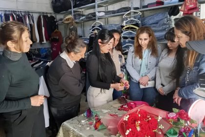 بيان عملي في القدموس حول صناعة الورد من الساتان لدعم المشاريع الصغيرة