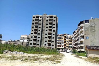 المتضررون من الزلزال في جبلة ينتظرون سكنهم البديل